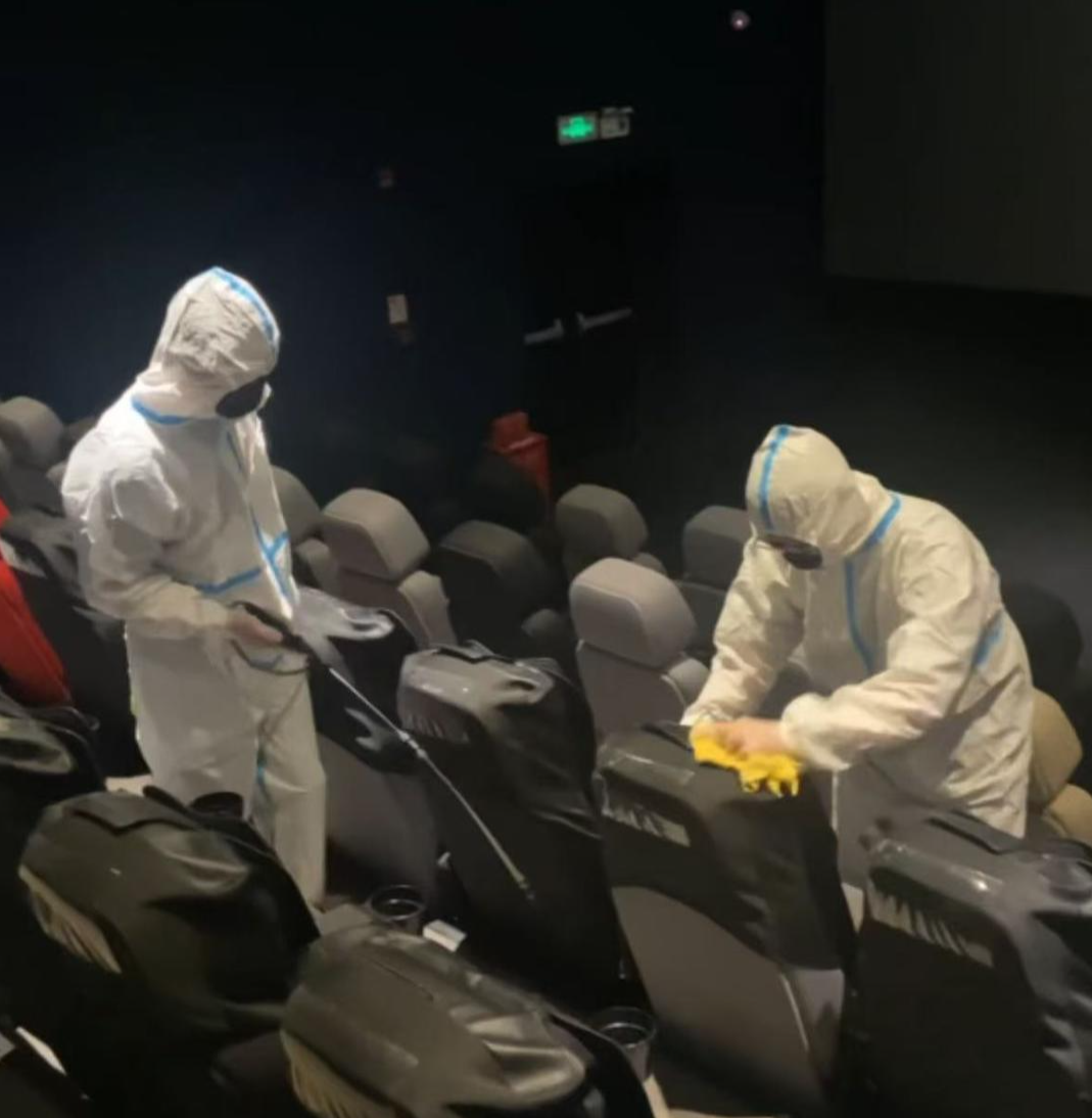 上布满白色虫卵当地影院回应冰球突破网站女子发现座椅