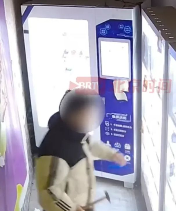 趣用品店主：此类针对性盗窃已非首次冰球突破豪华版男子凌晨持锤砸门偷情(图1)